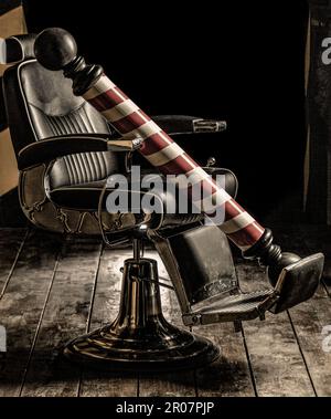 Coiffeur à l'intérieur de la barbershop. Chaise de salon de coiffure. Salon de coiffure, salon, salon de coiffure pour hommes. Poteau de salon de coiffure Banque D'Images