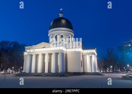 Chisinau, Moldavie - 8 mars 2023: Vue de nuit sur la cathédrale de la Nativité du Christ au Parc de la Cathédrale. Banque D'Images