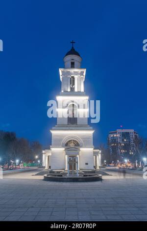 Chisinau, Moldavie - 8 mars 2023 : vue de nuit sur la tour de la cloche de la cathédrale de la Nativité. Banque D'Images