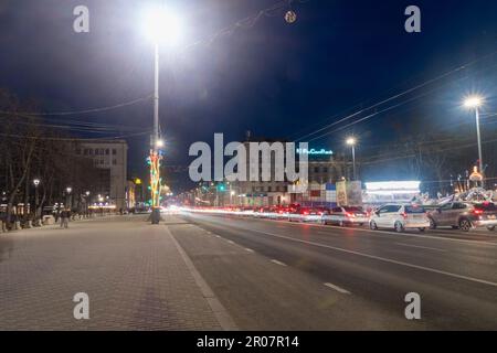 Chisinau, Moldova - 8 mars 2023: Vue en soirée sur le boulevard Stefan cel Mare si Sfant dans le centre-ville de Chisinau. Banque D'Images