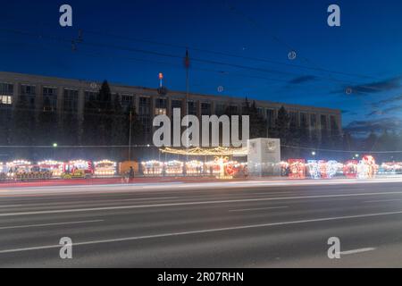 Chisinau, Moldova - 8 mars 2023: Vue de nuit sur le bâtiment du gouvernement dans le centre de Chisinau. Banque D'Images