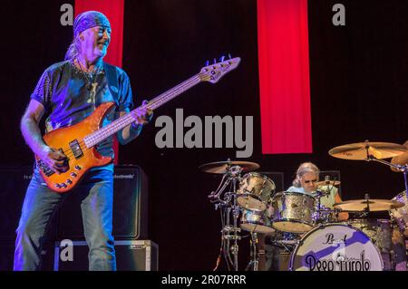 Costa Mesa, Californie, 6 août 2014 : le bassiste Roger Glover et le batteur Ian Paice se produit avec Deep Purple à l'amphithéâtre du Pacifique. Banque D'Images