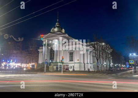 Chisinau, Moldova - 8 mars 2023 : le bâtiment de la salle d'orgue la nuit. Banque D'Images