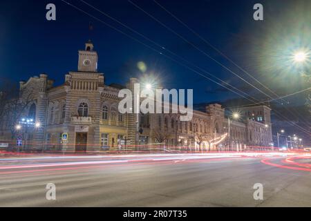 Chisinau, Moldavie - 8 mars 2023 : Hôtel de ville de Chisinau la nuit. Banque D'Images