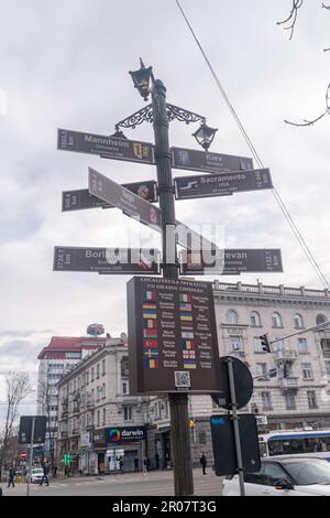 Chisinau, Moldova - 9 mars 2023: Flèches pointant vers la direction et distances mesurées entre le Chisinau et les différentes villes du monde. Banque D'Images