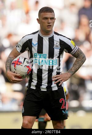 Le Trippon Kieran de Newcastle United attend la décision de l’arbitre Chris Kavanagh concernant une sanction potentielle lors du match de la première Ligue à St. Parc James, Newcastle upon Tyne. Date de la photo: Dimanche 7 mai 2023. Banque D'Images