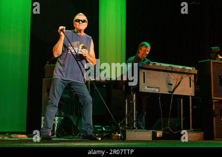 Costa Mesa, Californie, 6 août 2014 : Ian Gillan, le chanteur de Deep Purple, et Don Airey, le claviériste du Pacific Amphitheater. Banque D'Images