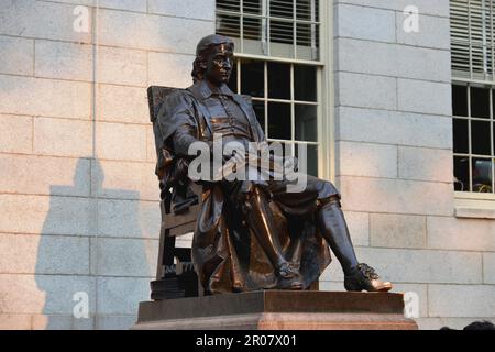 Monument, John Havard, Havard University, Cambridge, Massachusetts, ÉTATS-UNIS Banque D'Images