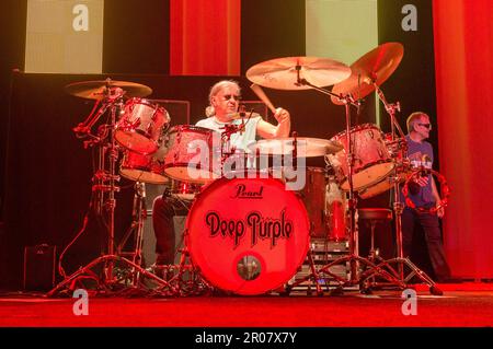 Costa Mesa, Californie, 6 août 2014 : le batteur Ian Paice se produit avec Deep Purple à l'amphithéâtre Pacific, dans le sud de la Californie. Banque D'Images
