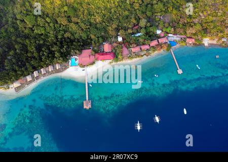 Vue aérienne, El Rio y Mar Resort, bungalow station, hôtel, récif corallien, Busuanga Island, Îles Calamiennes, province de Palawan, Mer de Sulu, Océan Pacifique Banque D'Images