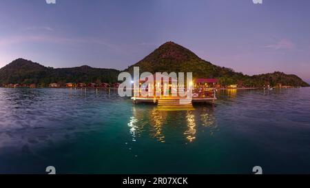 Vue aérienne, El Rio y Mar Resort, bungalow station, vue de nuit, hôtel, jetée, Bar, île de Busuanga, îles Calamiennes, province de Palawan, mer de Sulu Banque D'Images