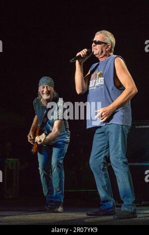 Costa Mesa, Californie, 6 août 2014 : Roger Glover, bassiste violet profond, et Ian Gillan, chanteur principal, se produit à l'amphithéâtre du Pacifique. Banque D'Images