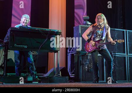 Costa Mesa, Californie, 6 août 2014 : Don Airy, le claviériste de Deep Purple, et Steve Morse, le guitariste, à l’amphithéâtre du Pacifique. Banque D'Images