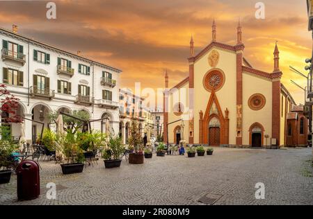 Pinerolo, Turin, Piémont, Italie - 29 avril 2023: Cathédrale de San Donato (10th - 15th cent.) Sur la place San Donato avec un coucher de soleil coloré Banque D'Images