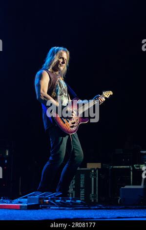 Costa Mesa, Californie, le 6 août 2014 : le guitariste Steve Morse, violet profond, est à la une de l'Amphithéâtre du Pacifique. Banque D'Images