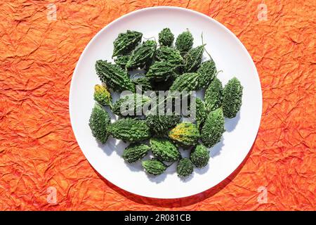 Vue de dessus du légume indien de Karela connu sous le nom de Bittermelons ou Bittergourds Banque D'Images