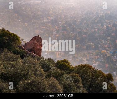 Photographie au coucher du soleil de roche géante sur le sommet de la colline de San Gabriel Mountain dans la forêt nationale d'Angeles Banque D'Images