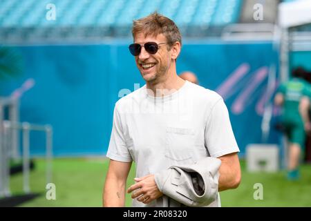 7th mai 2023 : Miami International Autodrome, Miami Gardens, Floride, États-Unis : Formule 1 Crypto.com Grand Prix de Miami 2023 : jour de la course : l'ancien champion de F1 Jenson Button marche dans Team Village. Banque D'Images