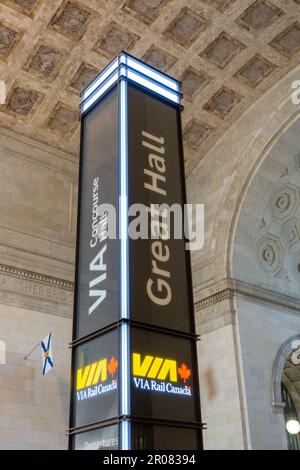 Via Rail Sign Union Station Toronto Canada à l'intérieur de la Great Hall Railway Station Toronto, Historic Canadian Railway Station Banque D'Images