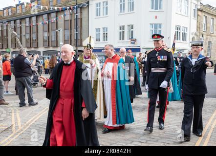 Truro,Cornwall,7th mai 2023,Un défilé de Coronation a eu lieu à Truro cet après-midi.il y avait des animations de rue de Wwill Keating et John Dowling d'abord. Le défilé dirigé par les cornemuses et les tambours de Kernow comprenait le lieutenant de Cornouailles, le col Edward Bolitho, le Rév. De droite, Philip Mounstephen, l'évêque de Truro, le doyen intérimaire, Simon Robinson, et le maire de Truro Cllr, Steven Webb, Qui étaient à l'avant de la procession ainsi que les branches de Cornouailles et de Truro de la Légion royale britannique. La parade s'est terminée à l'extérieur de la cathédrale de Truro qui a été suivie par un service civique à l'intérieur de la cathédrale.Credit:Keith Banque D'Images