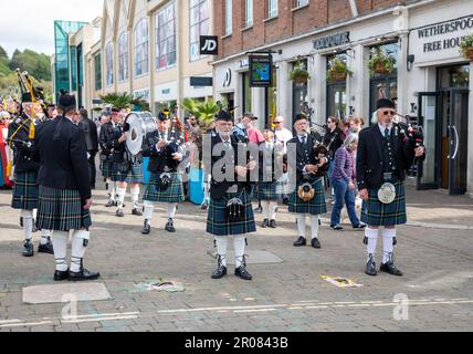 Truro,Cornwall,7th mai 2023,Un défilé de Coronation a eu lieu à Truro cet après-midi.il y avait des animations de rue de Wwill Keating et John Dowling d'abord. Le défilé dirigé par les cornemuses et les tambours de Kernow comprenait le lieutenant de Cornouailles, le col Edward Bolitho, le Rév. De droite, Philip Mounstephen, l'évêque de Truro, le doyen intérimaire, Simon Robinson, et le maire de Truro Cllr, Steven Webb, Qui étaient à l'avant de la procession ainsi que les branches de Cornouailles et de Truro de la Légion royale britannique. La parade s'est terminée à l'extérieur de la cathédrale de Truro qui a été suivie par un service civique à l'intérieur de la cathédrale.Credit:Keith Banque D'Images