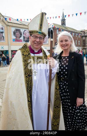 Truro,Cornwall,7th mai 2023,Un défilé de Coronation a eu lieu à Truro cet après-midi.il y avait des animations de rue de Wwill Keating et John Dowling d'abord. Le défilé dirigé par les cornemuses et les tambours de Kernow comprenait le lieutenant de Cornouailles, le col Edward Bolitho, le Rév. De droite, Philip Mounstephen, l'évêque de Truro, le doyen intérimaire, Simon Robinson, et le maire de Truro Cllr, Steven Webb, Qui étaient à l'avant de la procession ainsi que les branches de Cornouailles et de Truro de la Légion royale britannique. La parade s'est terminée à l'extérieur de la cathédrale de Truro qui a été suivie par un service civique à l'intérieur de la cathédrale.Credit:Keith Banque D'Images