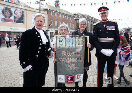 Truro,Cornwall,7th mai 2023,Un défilé de Coronation a eu lieu à Truro cet après-midi.il y avait des animations de rue de Wwill Keating et John Dowling d'abord. Le défilé dirigé par les cornemuses et les tambours de Kernow comprenait le lieutenant de Cornouailles, le col Edward Bolitho, le Rév. De droite, Philip Mounstephen, l'évêque de Truro, le doyen intérimaire, Simon Robinson, et le maire de Truro Cllr, Steven Webb, Qui étaient à l'avant de la procession ainsi que les branches de Cornouailles et de Truro de la Légion royale britannique. La parade s'est terminée à l'extérieur de la cathédrale de Truro qui a été suivie par un service civique à l'intérieur de la cathédrale.Credit:Keith Banque D'Images