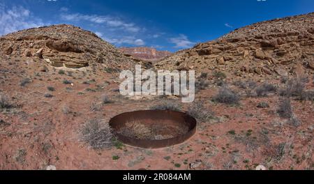 Un puits abandonné qui a été utilisé pour un ancien ranch de bétail dans SOAP Creek Canyon à Marble Canyon Arizona. Les falaises de Vermilion sont en arrière-plan. Banque D'Images