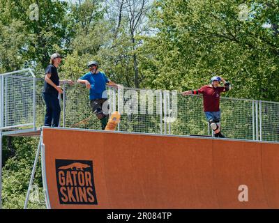 Lawrence, Kansas - 6 mai 2023 : cérémonie de découpe du ruban de la rampe du Mémorial du Saint-Laurent Corey au parc Centennial - Skateboarding vertical dans le Midwest Banque D'Images