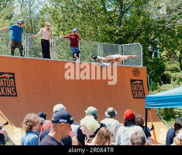 Lawrence, Kansas - 6 mai 2023 : cérémonie de découpe du ruban de la rampe du Mémorial du Saint-Laurent Corey au parc Centennial - Skateboarding vertical dans le Midwest Banque D'Images