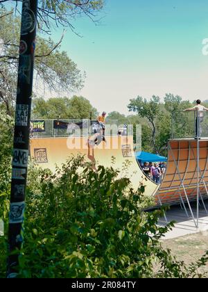 Lawrence, Kansas - 6 mai 2023 : cérémonie de découpe du ruban de la rampe du Mémorial du Saint-Laurent Corey au parc Centennial - Skateboarding vertical dans le Midwest Banque D'Images