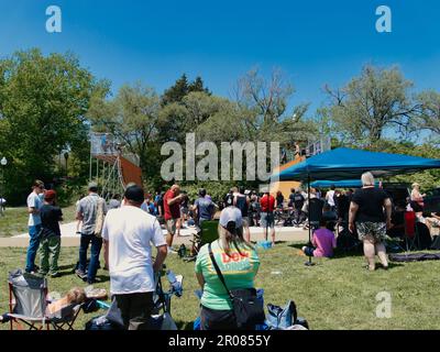 Lawrence, Kansas - 6 mai 2023 : cérémonie de découpe du ruban de la rampe du Mémorial du Saint-Laurent Corey au parc Centennial - Skateboarding vertical dans le Midwest Banque D'Images