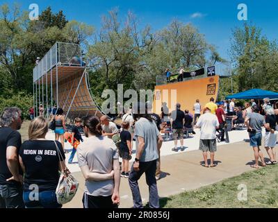 Lawrence, Kansas - 6 mai 2023 : cérémonie de découpe du ruban de la rampe du Mémorial du Saint-Laurent Corey au parc Centennial - Skateboarding vertical dans le Midwest Banque D'Images