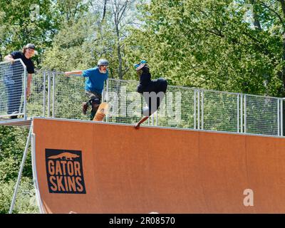 Lawrence, Kansas - 6 mai 2023 : cérémonie de découpe du ruban de la rampe du Mémorial du Saint-Laurent Corey au parc Centennial - Skateboarding vertical dans le Midwest Banque D'Images