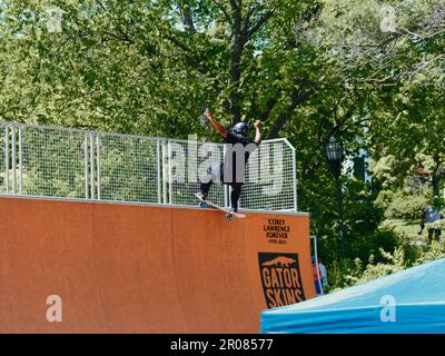 Lawrence, Kansas - 6 mai 2023 : cérémonie de découpe du ruban de la rampe du Mémorial du Saint-Laurent Corey au parc Centennial - Skateboarding vertical dans le Midwest Banque D'Images