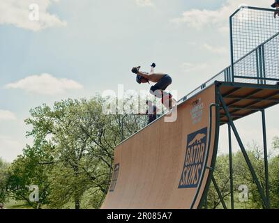 Lawrence, Kansas - 6 mai 2023 : cérémonie de découpe du ruban de la rampe du Mémorial du Saint-Laurent Corey au parc Centennial - Skateboarding vertical dans le Midwest Banque D'Images