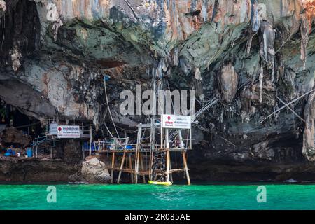 Thaïlande, Phuket - 04.01.23: Grottes viking sur l'île de Phi Phi le dans la mer d'Andaman avec des pirates cachés trésors. Voyages et excursions en Thaïlande Phu Banque D'Images