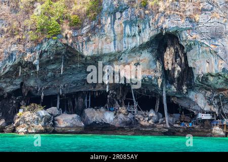 Thaïlande, Phuket - 04.01.23: Grottes viking sur l'île de Phi Phi le dans la mer d'Andaman avec des pirates cachés trésors. Voyages et excursions en Thaïlande Phu Banque D'Images