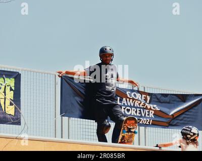 Lawrence, Kansas - 6 mai 2023 : cérémonie de découpe du ruban de la rampe du Mémorial du Saint-Laurent Corey au parc Centennial - Skateboarding vertical dans le Midwest Banque D'Images