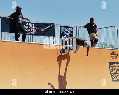 Lawrence, Kansas - 6 mai 2023 : cérémonie de découpe du ruban de la rampe du Mémorial du Saint-Laurent Corey au parc Centennial - Skateboarding vertical dans le Midwest Banque D'Images