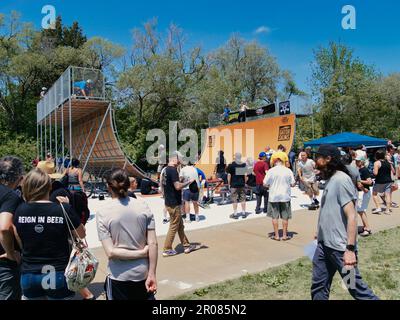 Lawrence, Kansas - 6 mai 2023 : cérémonie de découpe du ruban de la rampe du Mémorial du Saint-Laurent Corey au parc Centennial - Skateboarding vertical dans le Midwest Banque D'Images