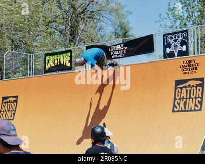 Lawrence, Kansas - 6 mai 2023 : cérémonie de découpe du ruban de la rampe du Mémorial du Saint-Laurent Corey au parc Centennial - Skateboarding vertical dans le Midwest Banque D'Images