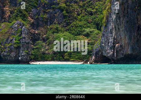 La légendaire plage de Maya Bay sans personnes où le film 'plage' avec Leonardo DiCaprio a été filmé avec une belle baie de sable et turquoise clair Banque D'Images
