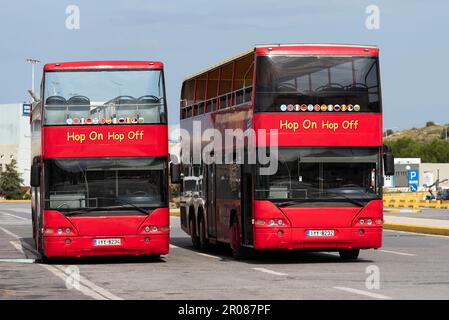 Port d'Héraklion, Crète, Grèce, UE. 2023. Deux bus rouges à toit ouvert utilisés par les touristes pour visiter la ville. Banque D'Images