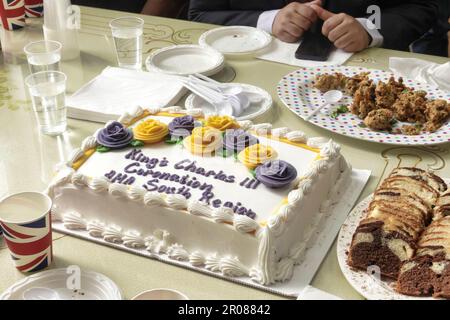 Croydon, Grand Londres, Royaume-Uni. 7th mai 2023. Les célébrations du couronnement du roi Charles lll se poursuivent avec divers déjeuners, fêtes et rassemblements autour du pays - ici dans la mosquée Baitus Subhan à Croydon. En photo est le gâteau de MosqueÕs un hommage à HRH Roi Charles lll crédit: Motofoto/Alamy Live News Banque D'Images