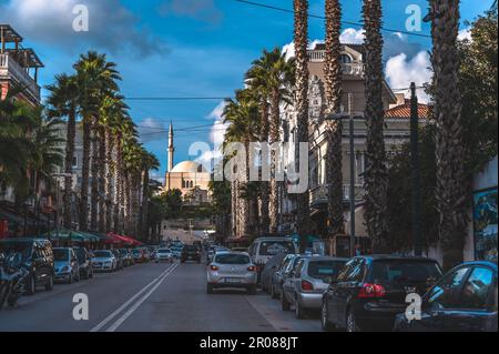 Durres, Albanie - 15 novembre 2022 : Bulevardi Epidamn, rue Durres. Voitures garées au bord de la route, une grande mosquée au bout de la route Banque D'Images