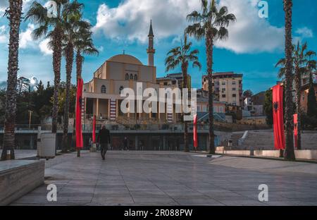 Durres, Albanie - 15 novembre 2022: Fontaines sur la place principale (Sheshi Liria) à Durres, Albanie, l'hôtel de ville, Grande Mosquée de Durres Banque D'Images