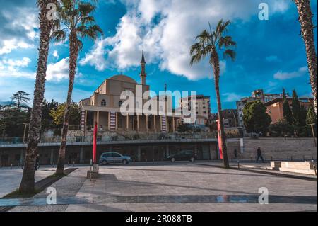 Durres, Albanie - 15 novembre 2022: Fontaines sur la place principale (Sheshi Liria) à Durres, Albanie, l'hôtel de ville, Grande Mosquée de Durres Banque D'Images