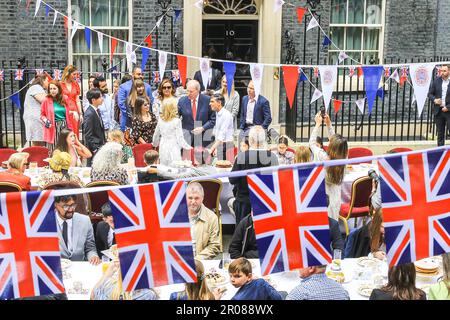 Londres, Royaume-Uni. 07th mai 2023. Le Premier ministre britannique Rishi Sunak, son épouse Akshata Murty, les filles Krishna et Anoushka et Labrador Nova organisent un grand déjeuner de Coronation à Downing Street, avec des invités spéciaux, le Dr Jill Biden, la première dame des États-Unis et sa petite-fille Finnegan, présents. Les héros de la communauté, les familles ukrainiennes, les récipiendaires du prix points of Light, les groupes de jeunes et d'autres se réunissent aujourd'hui à Downing Street pour un déjeuner spécial Coronation. Credit: Imagetraceur/Alamy Live News Banque D'Images