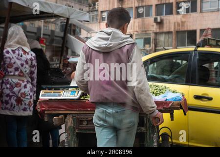 Damas, Syrie - Mai 2023 : travail des enfants, vente d'amandes dans la rue à Damas, Syrie Banque D'Images